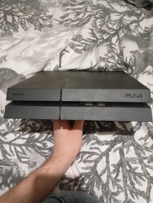 PS4 1tb z okablowaniem, padem i grami
