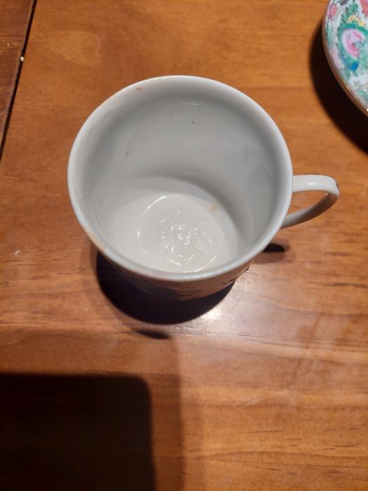 chávena de café e um pires antigos em porcelana chinesa