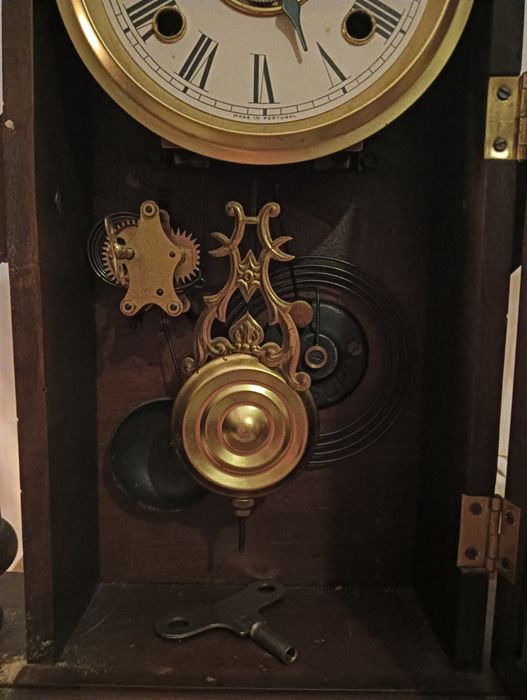 Relógio de parede com pêndulo relejoaria portuguesa