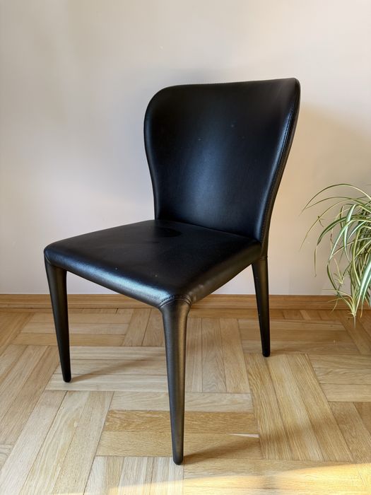 Czarne krzesła Miotto