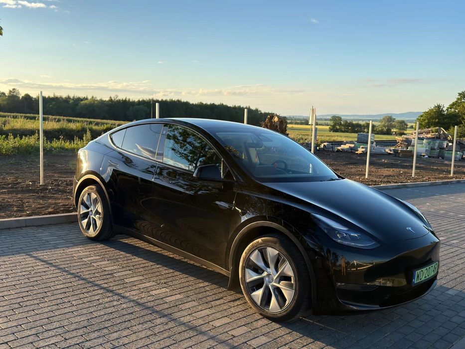 Tesla Model Y samochód ładowany w domu, ładowarka Wallbox, faktura Vat