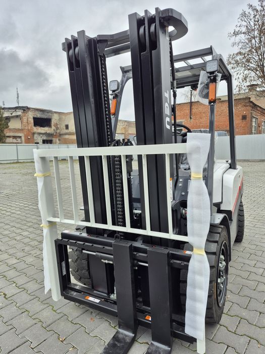 Новий вилковий навантажувач, погрузчик TEU