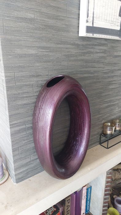 Vaso em cerâmica estilo moderno de cor roxa