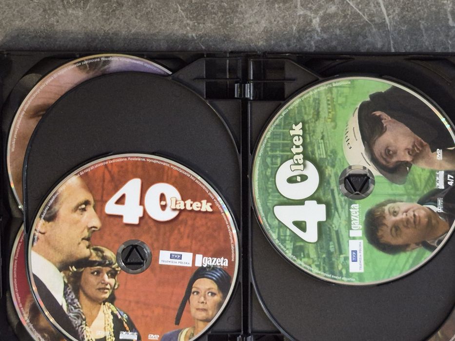 Serial 40-latek box 7xDVD | Całość, płyty stan bdb (popękane etui)