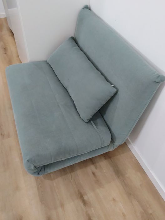 Poltrona verde com almofada