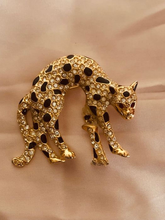 Alfinete de espetar em forma de tigre com pedras