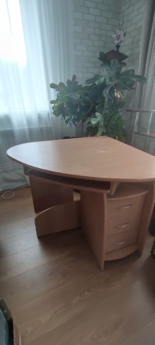 Кутовий комп'ютерний стіл