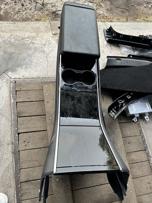 Продам центральну консоль на Tesla Y