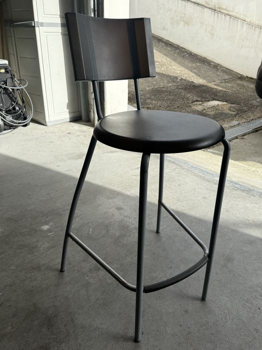 Bancos altos em plastico e metal