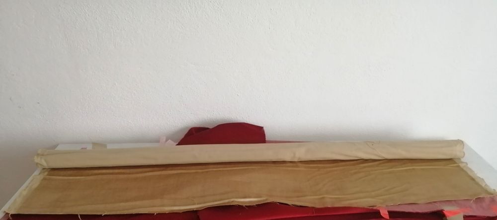 peça de veludo dourado