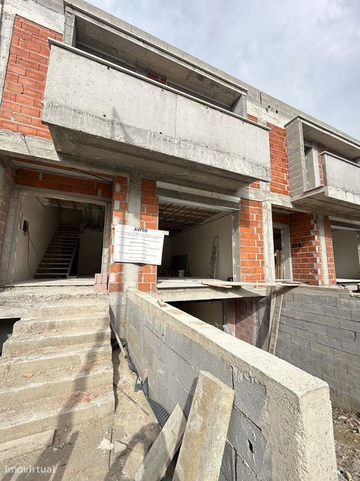 VENDE-SE Moradia T4,NOVA,entregue equipada, próximo ao Centro de Braga