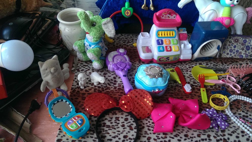 Большой игровой лот игрушек, заколки, браслеты, обручи и другое..