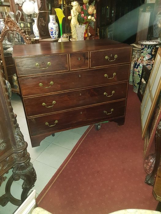 Imponente comoda em madeira de pau santo