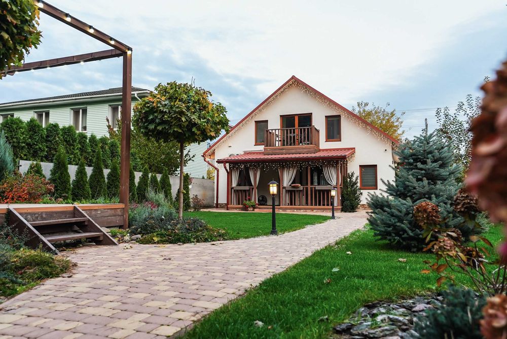 Оренда будинку біля лісу з ванною у спальні, каміном і мангалом.