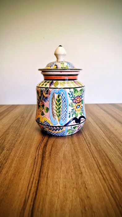 Pote de cerâmica com flores pintadas