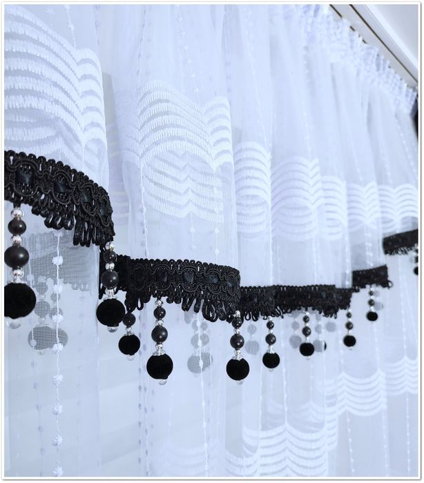Firana gotowa biała czarne koraliki pokój salon sypialnia