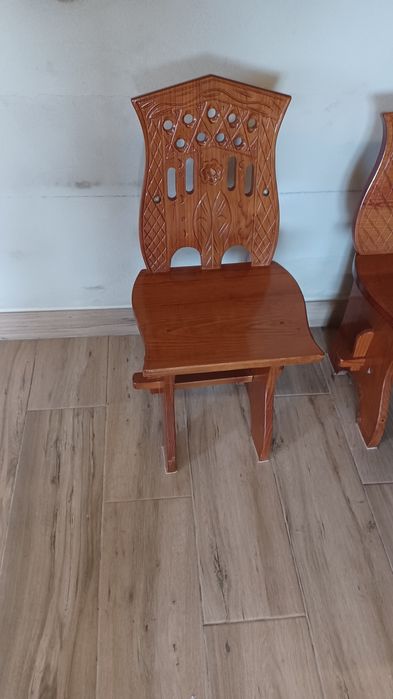 Mesa + 2 cadeiras + 2 bancos em madeira maciça