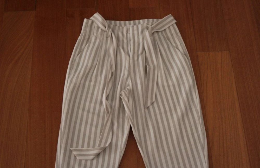 Calças às riscas