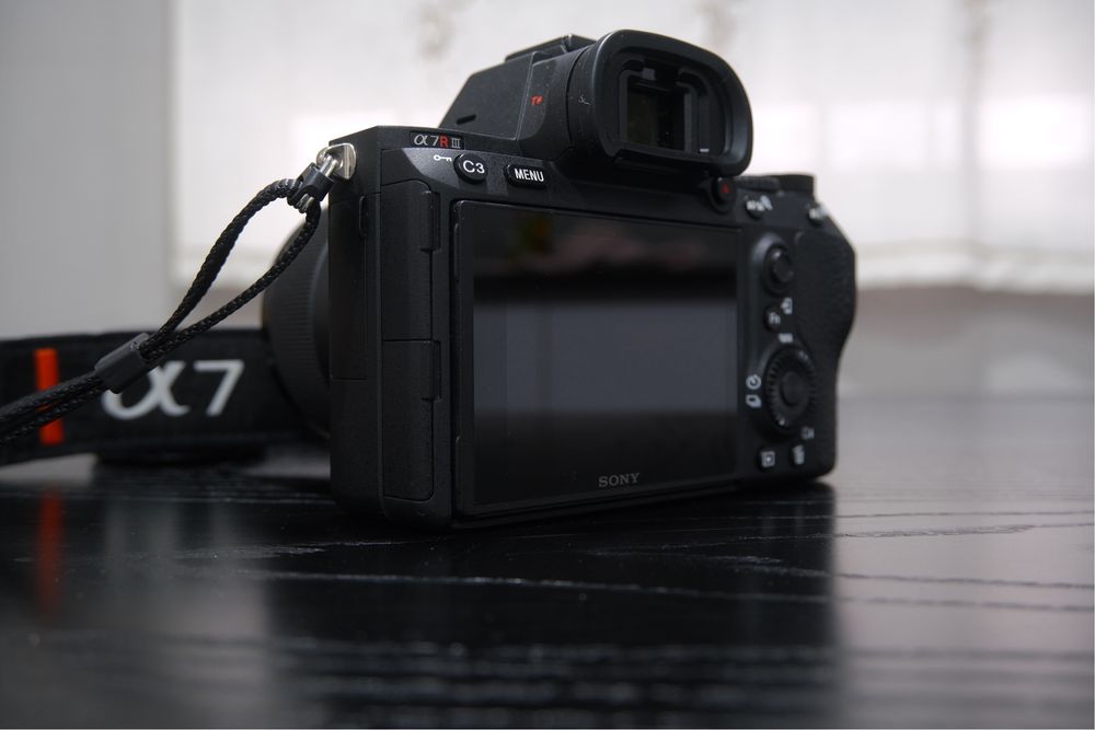 Sony A7R III - Rigorosamente como Nova (Apenas 4.354 disparos)