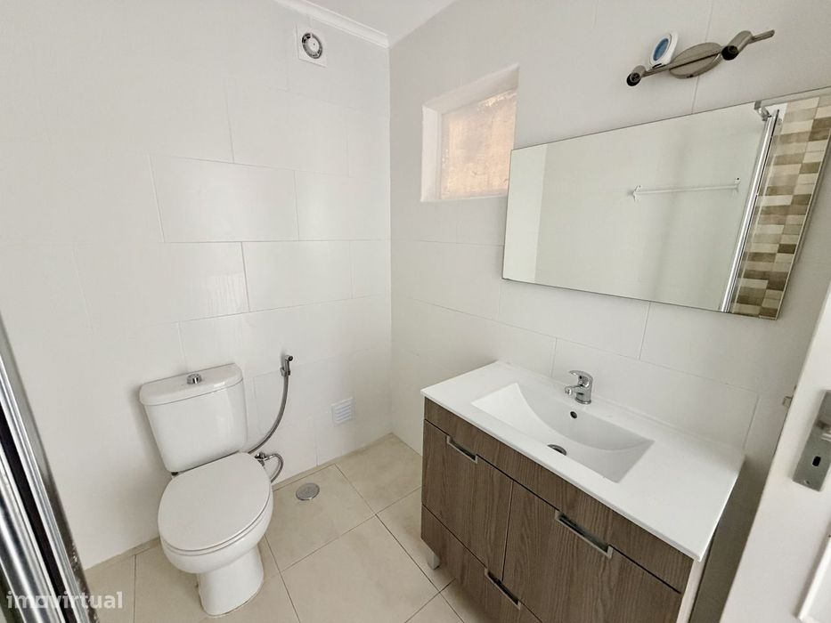 T2 remodelado na Damaia com varanda fechada e vista desafogada