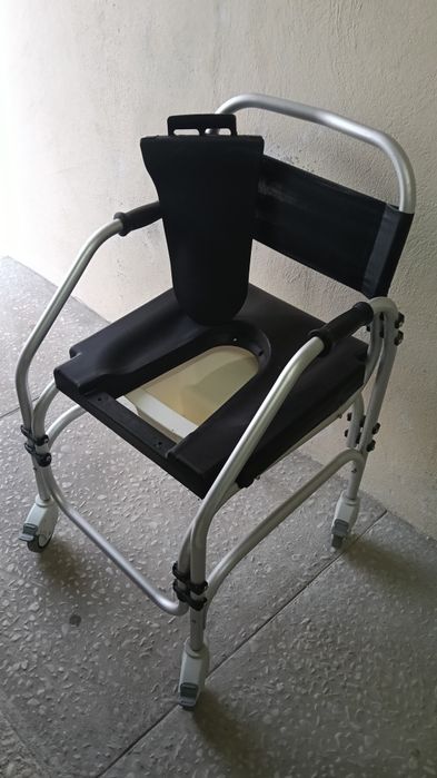 Cadeira sanitária com rodas