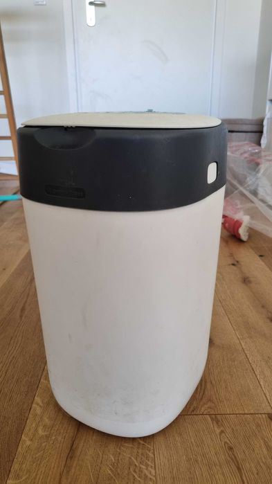 um caixote do lixo para as fraldas, com sacos