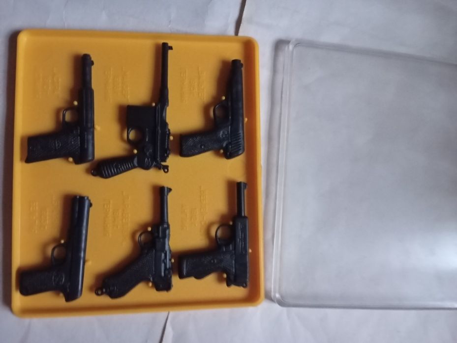 Набор маленьких пистолетов СССР.