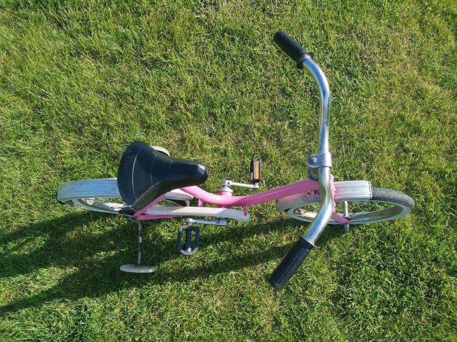 Rower dziecięcy z bocznymi kółkami.