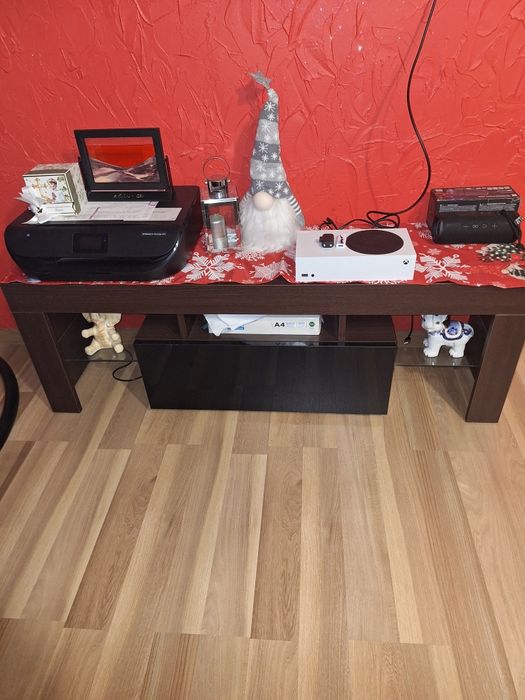 Półka pod telewizor