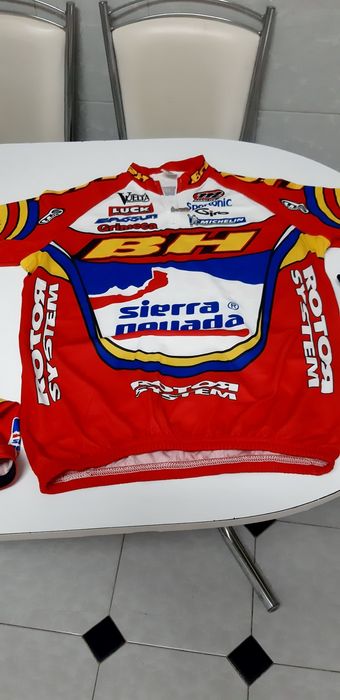Roupa ciclismo com capacete