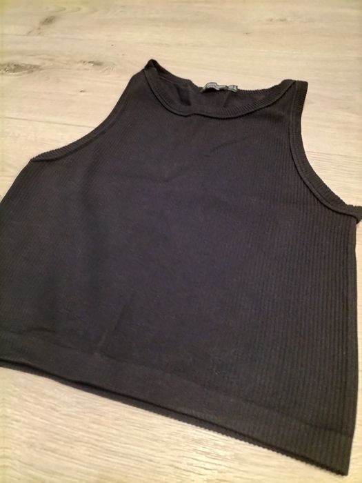 Czarny prążkowany top