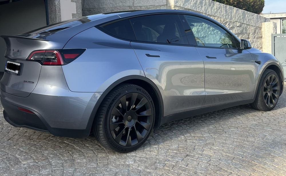 Tesla model Y long range Awd 2024