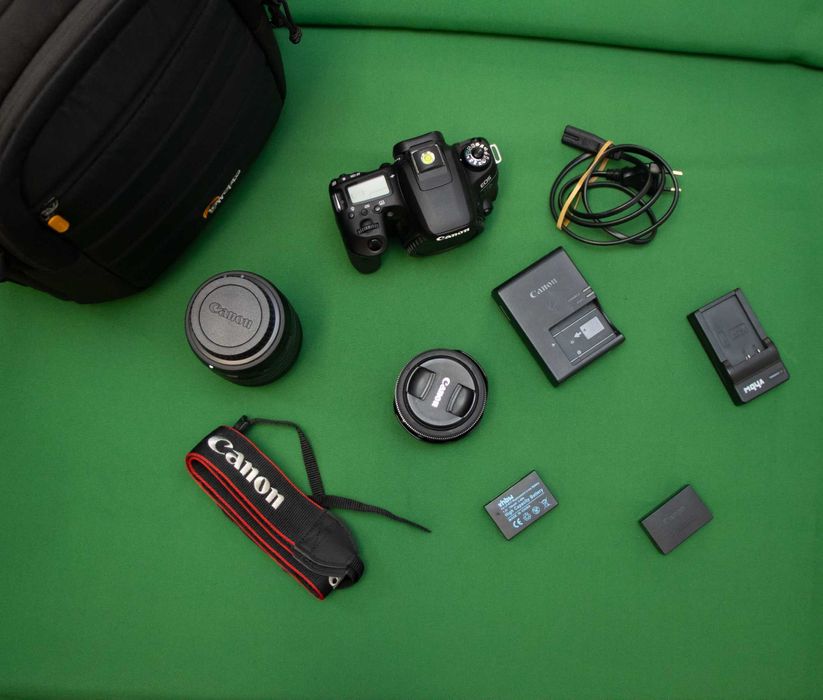 Máquina Fotográfica Reflex CANON EOS 77D + 18-135mm + 24mm