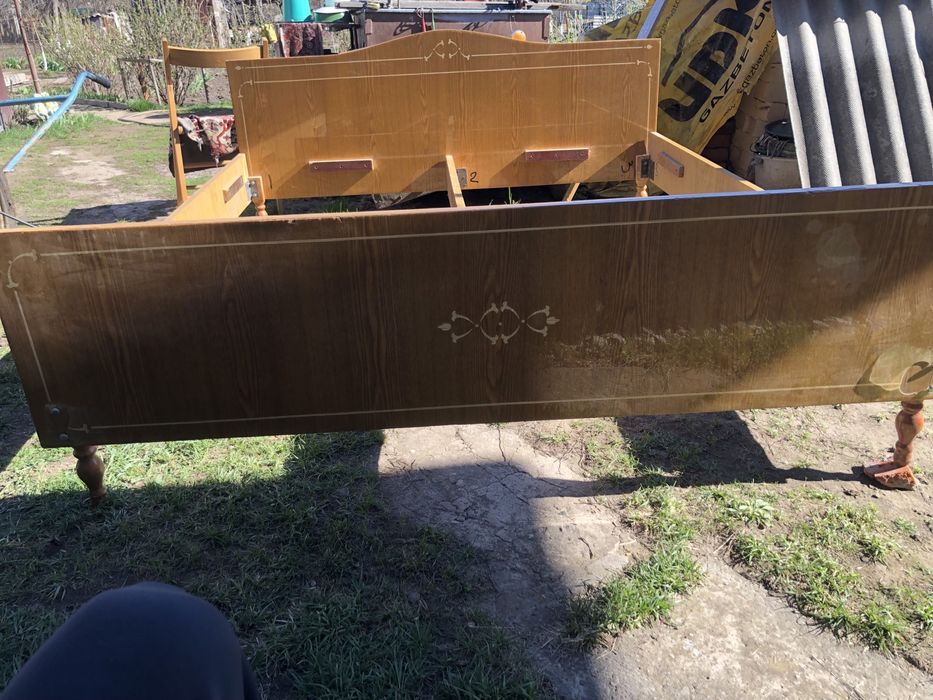 Кровать двухспальная деревянная