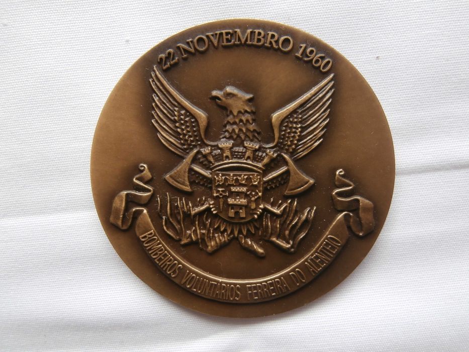 Várias medalhas de bombeiros