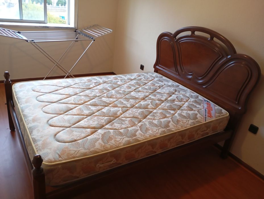 Cama casal em mogno