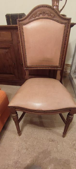 Cadeiras em castanho maciço  estofadas a pele