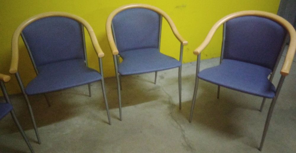 Quatro cadeiras .