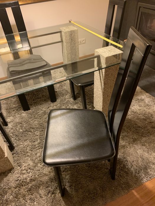 Vendo mesa tampo vidro e pernas em granito para sala com 4 cadeiras