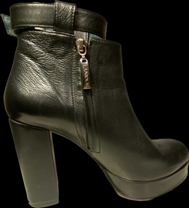 Botas pretas de pele novas 38