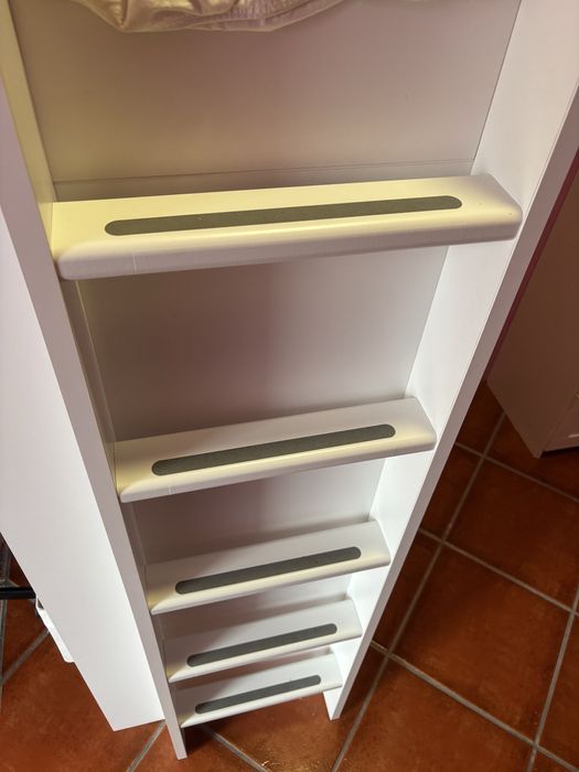 Vendo quarto de menina cama com colchao ,secretaria , guarda vestidos