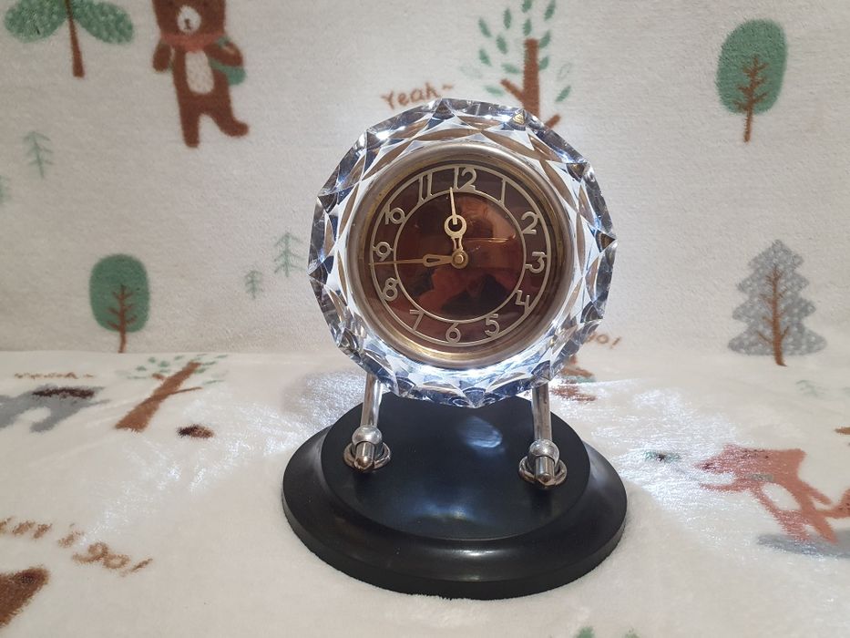 Часы настольные механические Маяк Кристалл.