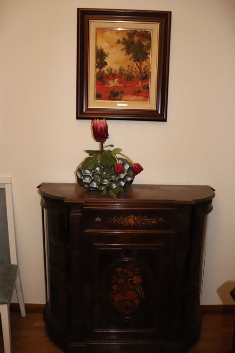 Móvel com vitrine lateral