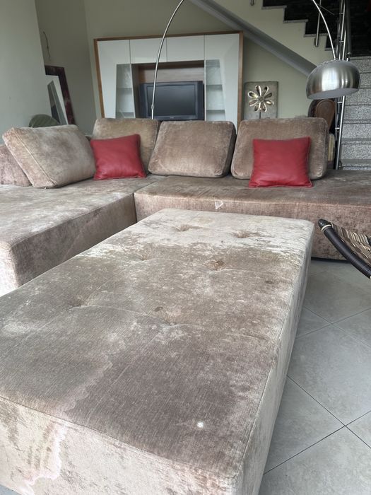 Sofá modular em veludo com puff