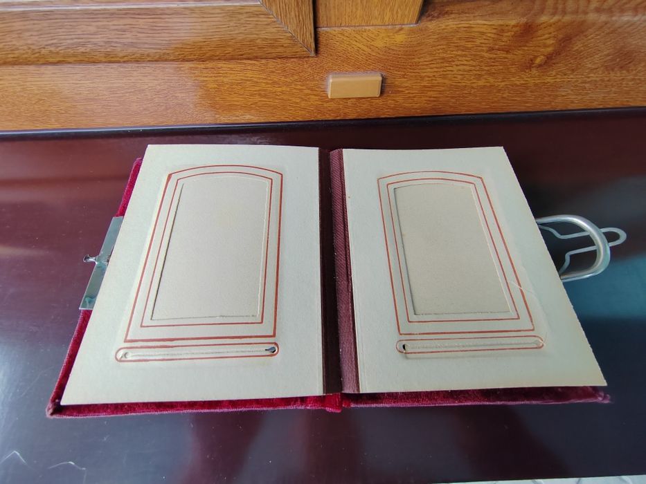 Stary album na zdjęcia kartonikowe