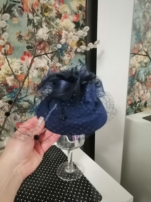 Nowy granatowy fascynator toczek kapelusz ozdoba na głowę z woalką
