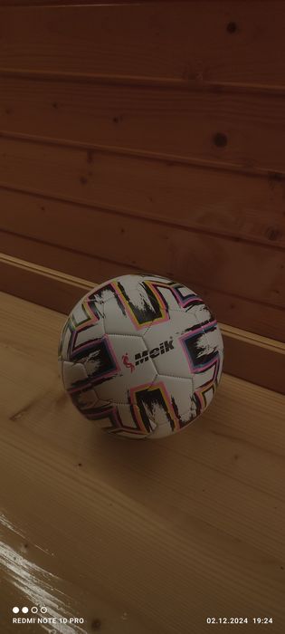Футбольний м'яч купляв нового і продаю нового !