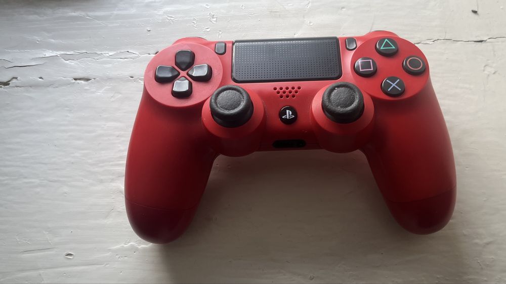 Sony DualShock 4 у червоному кольорі