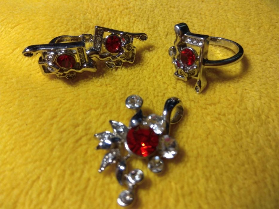 Продам набор бижутерии с красным камнем