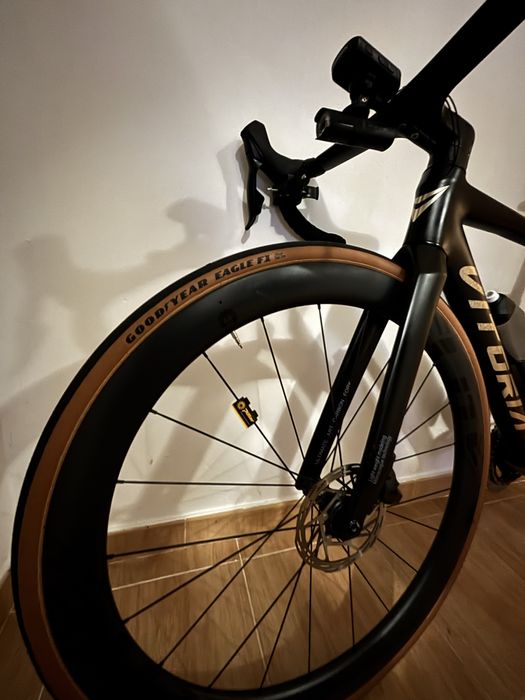 Bicicleta de Estrada Aero em Carbono + Garmin